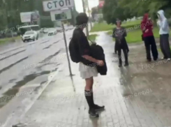 «Стреляй в него, братан»: парня в юбке забили ногами на видео в Воронеже