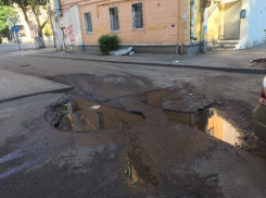 Каскад огромных ям мешает выехать из двора жителям центра Воронежа 