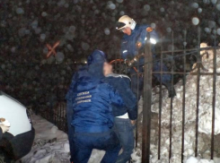 19-летний воронежец повис челюстью на пике, перелезая пьяным через забор