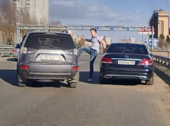 Кривым маваши водитель снес зеркало у оппонента на дороге в Воронеже