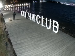 Непристойное поведение девушки попало на видео в воронежском парке 