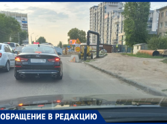 «Полосу перекрыли»: причину постоянной пробки на Димитрова показали в Воронеже 