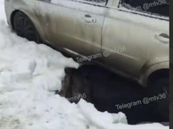 Машина провалилась в улицу в Воронеже