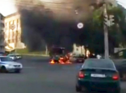 На видео попало, как горит маршрутка на Степана Разина в Воронеже