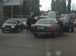 В Воронеже на дороге подрались женщина на «Сузуки» и водитель «Ауди 100» (ВИДЕО)