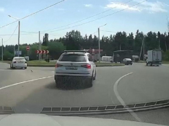 Забил на ПДД: дерзкий выезд легковушки на «встречку» попал на видео в Воронеже