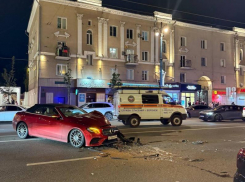 Пострадали три человека: опубликованы фото с места ДТП с перевернутым автобусом в Воронеже 