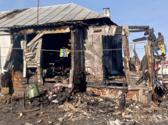 Дедушка пытался спасти внуков из горящего дома, но один из них погиб в Воронежской области