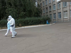 Медики в защитных костюмах нагрянули в среднюю школу Воронежа