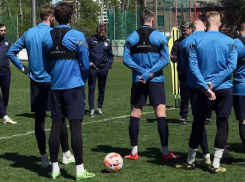 На видео попала тренировка под руководством нового наставника воронежского «Факела»