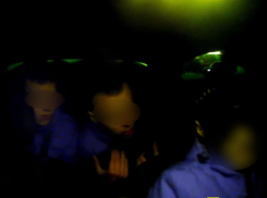 На видео попало, как таксист успокоил перцовкой разбушевавшихся пассажиров в Воронеже