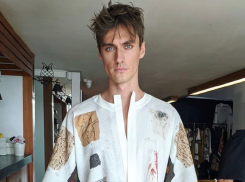 Преимущество загранпаспорта перед дипломом вуза показал парень-модель из Воронежа 