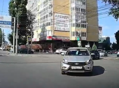 «Такого я еще не видел»: движение по «встречке» на перекрестке вызвало дискуссию между воронежскими автомобилистами