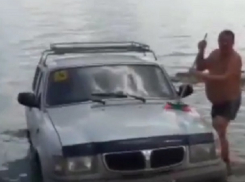 Комичный воронежец загнал «Волгу» в водохранилище ради мойки 