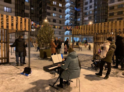 Пианинную тусу в воронежском ЖК сняли на фото местные жители