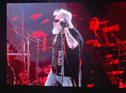 Культовую песню «Алисы» вместе с Кинчевым спели сотни человек в Воронеже