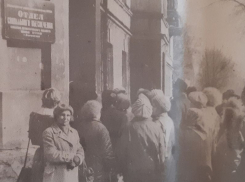 В унизительных очередях стояли воронежские старики за дотациями в 90-е годы