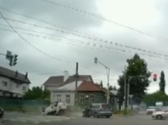 Момент опрокидывания такси показали на видео в Воронеже  