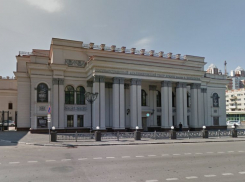 Новая табличка появилась на воронежском театре, ремонт которого контролировал Алексей Гордеев