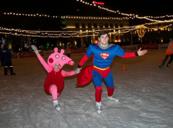 Свинка Пеппа и Супермен произвели фурор на катке в центре Воронежа 