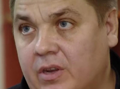 Почему воронежского ГИБДДшника с записанными на родителей-пенсионеров 22 квартирами прячут в Панино