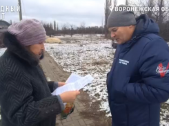 «Скорая отказывается ехать»: бездорожье вынуждает воронежцев носить соседей на руках