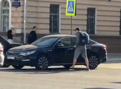 Перевозбуждённый пешеход отвесил порцию тумаков иномарке в центре Воронеже