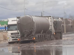 Грязное местечко: автомобили увязли на месте «великого потопа» в Воронеже
