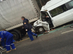 В Сети опубликовали жуткие кадры аварии с маршруткой на Московском проспекте в Воронеже