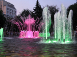 В Воронеже в Кольцовском сквере открылся цветомузыкальный фонтан (ВИДЕО)
