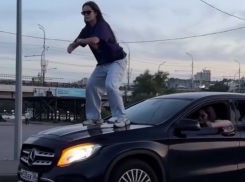 Эпичная поездка на капоте «Мерса» обернулась для молодежи неприятностями в Воронеже 