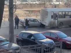 Легковушка угодила под маршрутку в Воронеже – опубликовано видео