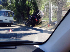 «Рено» перевернулось, столкнувшись с ПАЗиком в Воронеже 