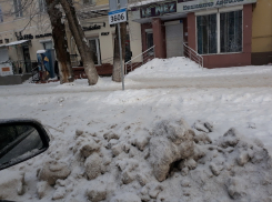 Снежные горы на платных парковках привели воронежца в неописуемую ярость