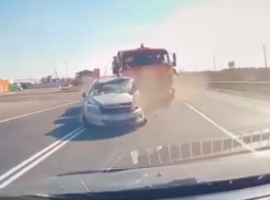 Момент страшного ДТП, в котором погибла 18-летняя девушка, попал на видео в Воронежской области