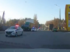 Девять полицейских машин со включенными мигалками заметили на воронежской улице 