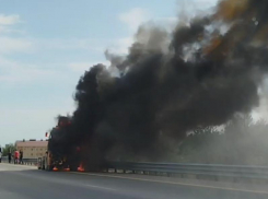 Трактор загорелся на воронежской трассе – опубликовано видео