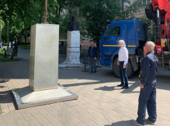 Обновленный постамент привезли для памятника Сергея Есенина в центре Воронежа