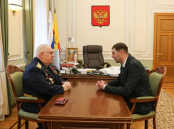 Сергей Петрин поздравил с юбилеем главу Совета ветеранов Ленинского района Воронежа Евгения Правдухина