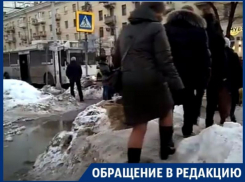 Лужа в центре города сделала воронежцев альпинистами