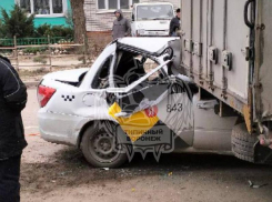 Такси влетело под грузовик в Воронеже - опубликованы фото