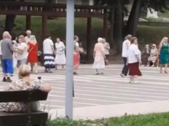«Отрыв» воронежских бабушек под шансон сняли на видео в Центральном парке