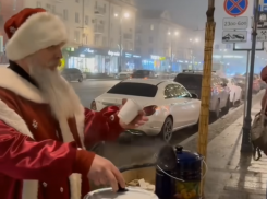 Горячее угощение от Дедушки Мороза отведали в центре Воронежа