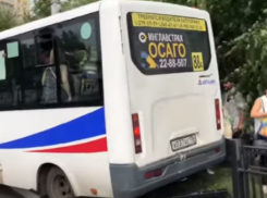 Воронежская маршрутка с пассажирами покатилась назад и протаранила ограждение