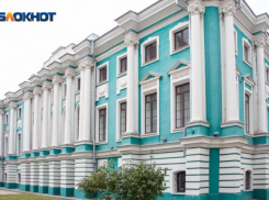 Распродажу импортного ширпотреба 33 года назад устраивали в великолепном воронежском дворце