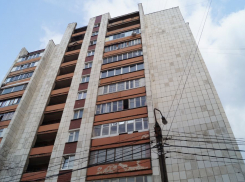 В Воронеже вместо ремонта крыши управляющая компания привезла людям сливную бочку