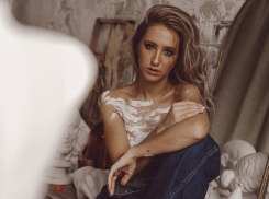 Интимными кадрами из художественной мастерской поделилась воронежская модель 