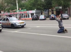 Воронежец встал на колени перед автопробегом в День Победы