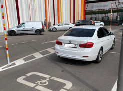 Водитель BMW умудрился насолить инвалидам и другим участникам движения в Воронеже 