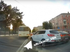 «А так можно было?»  – коллективное нарушение ПДД попало на видео в Воронеже